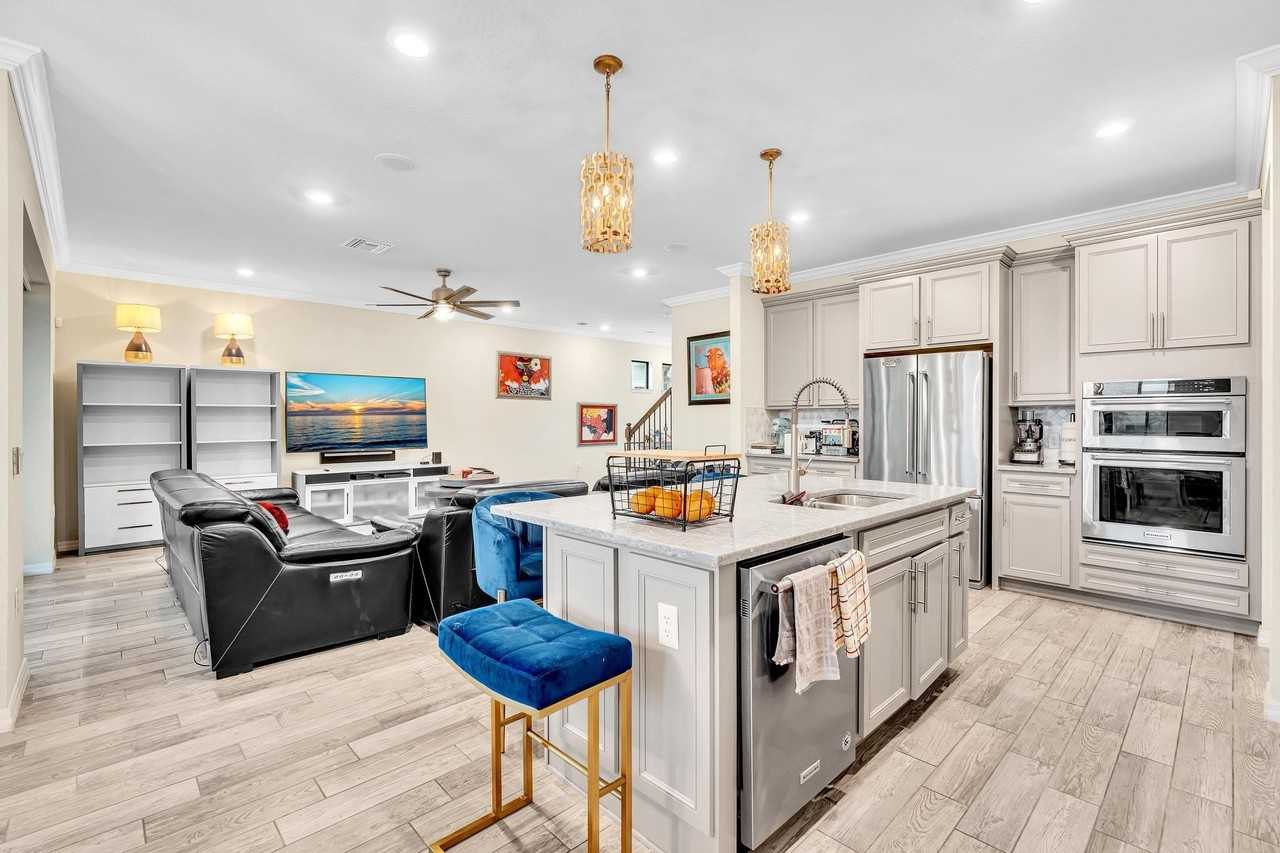 7921 Nw 82nd Ct - Photo 5 of 35