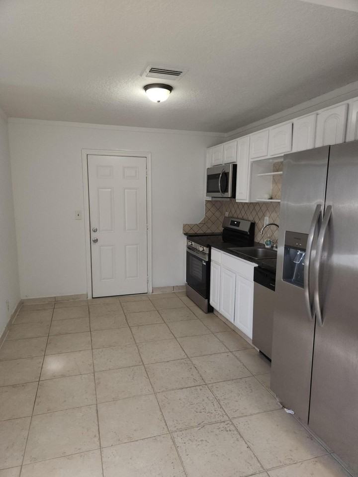 210 Nw 13th Ave - Photo 3 of 15