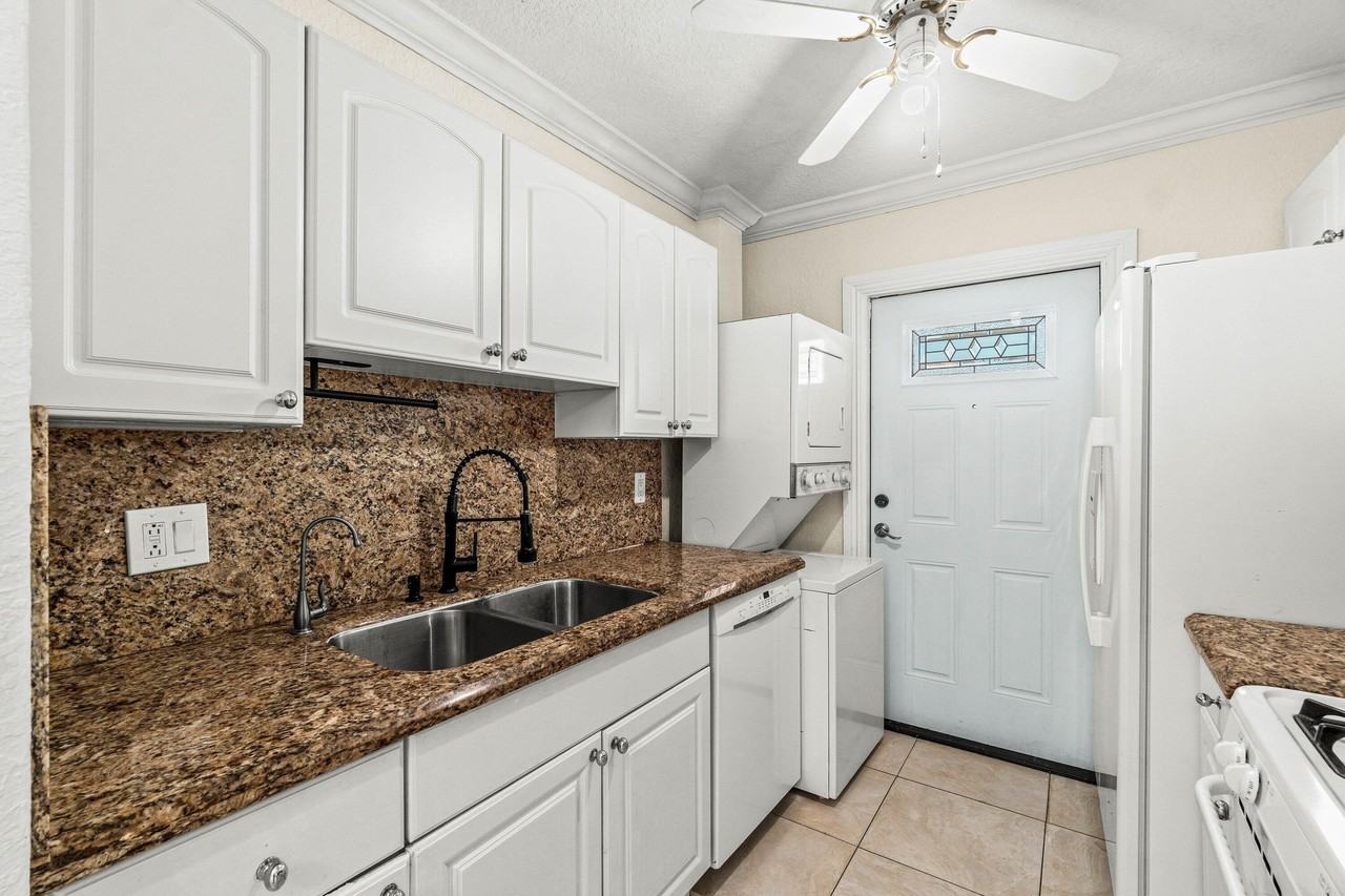 200 Sw 7th St #3 - Photo 4 of 34