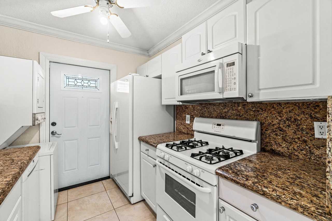 200 Sw 7th St #3 - Photo 6 of 34