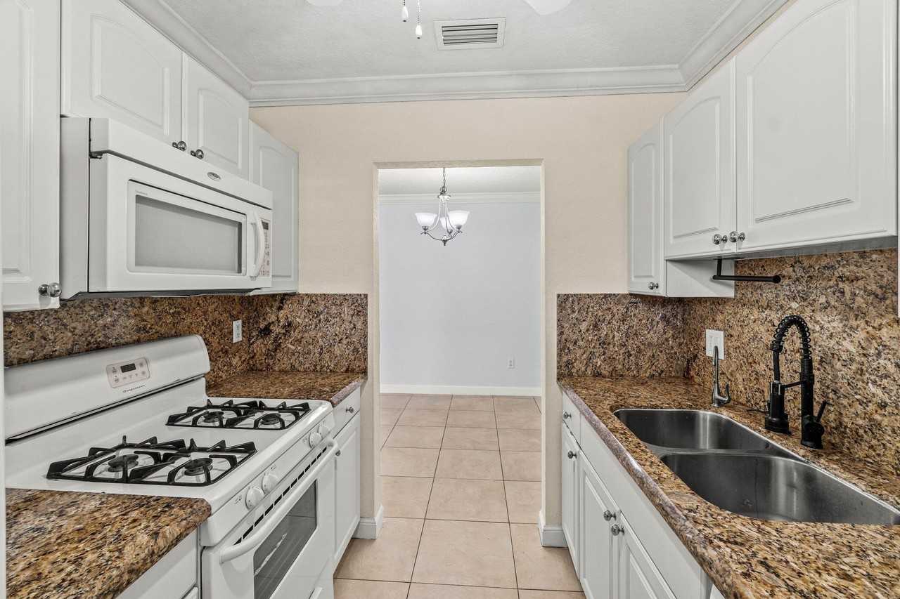 200 Sw 7th St #3 - Photo 7 of 34