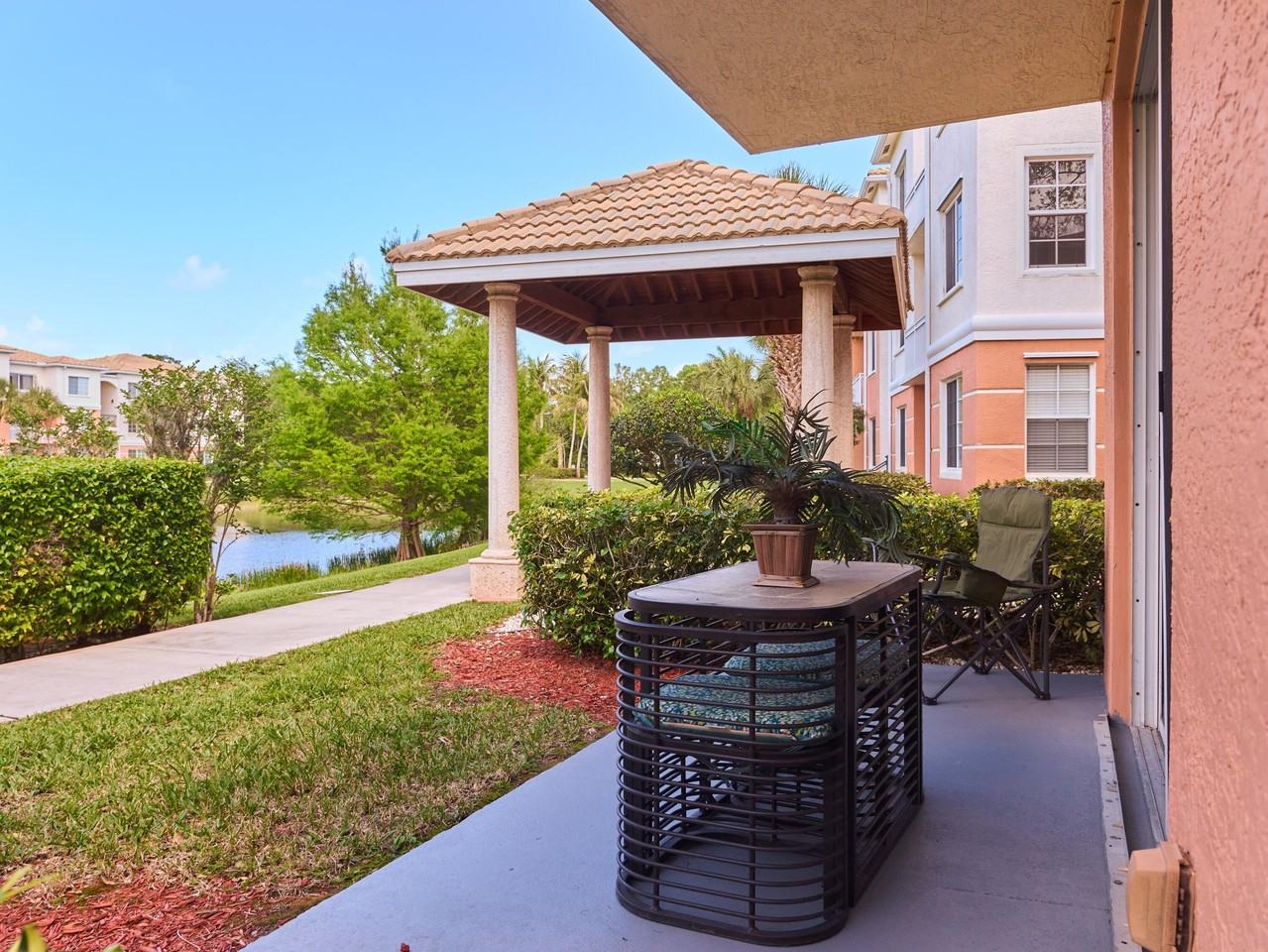 9112 Myrtlewood Cir W - Photo 4 of 34