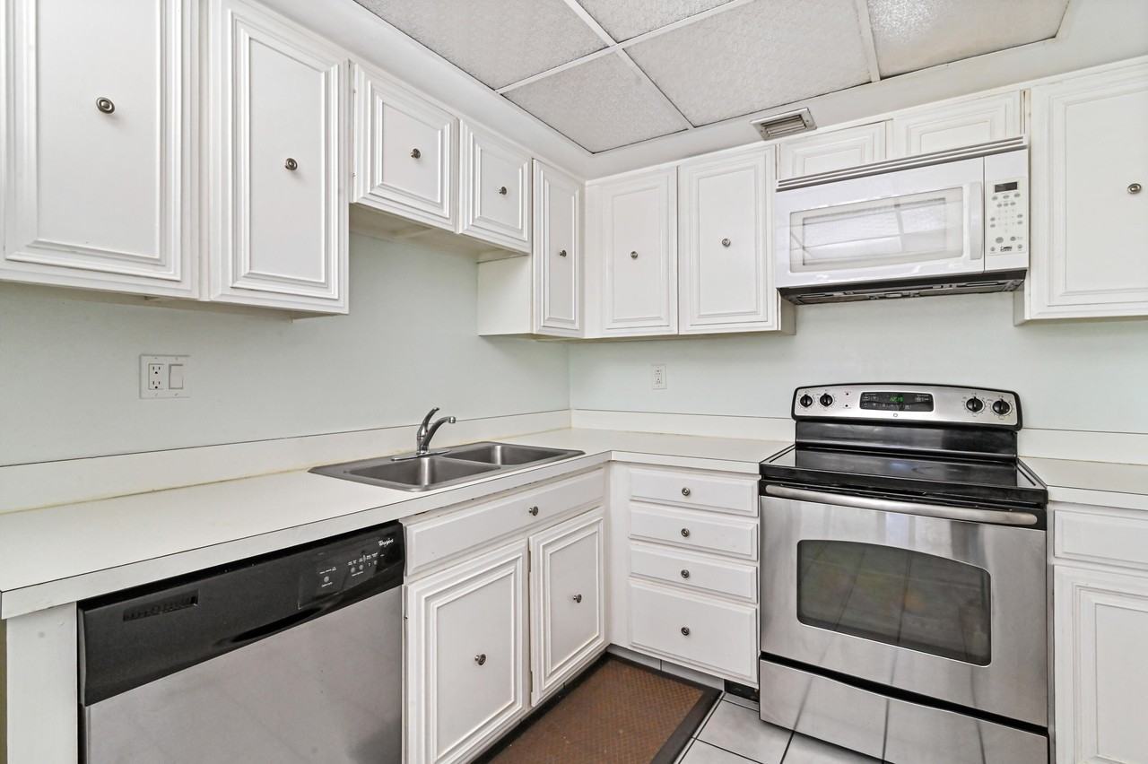 2500 Presidential Way Apt 302 - Photo 6 of 18