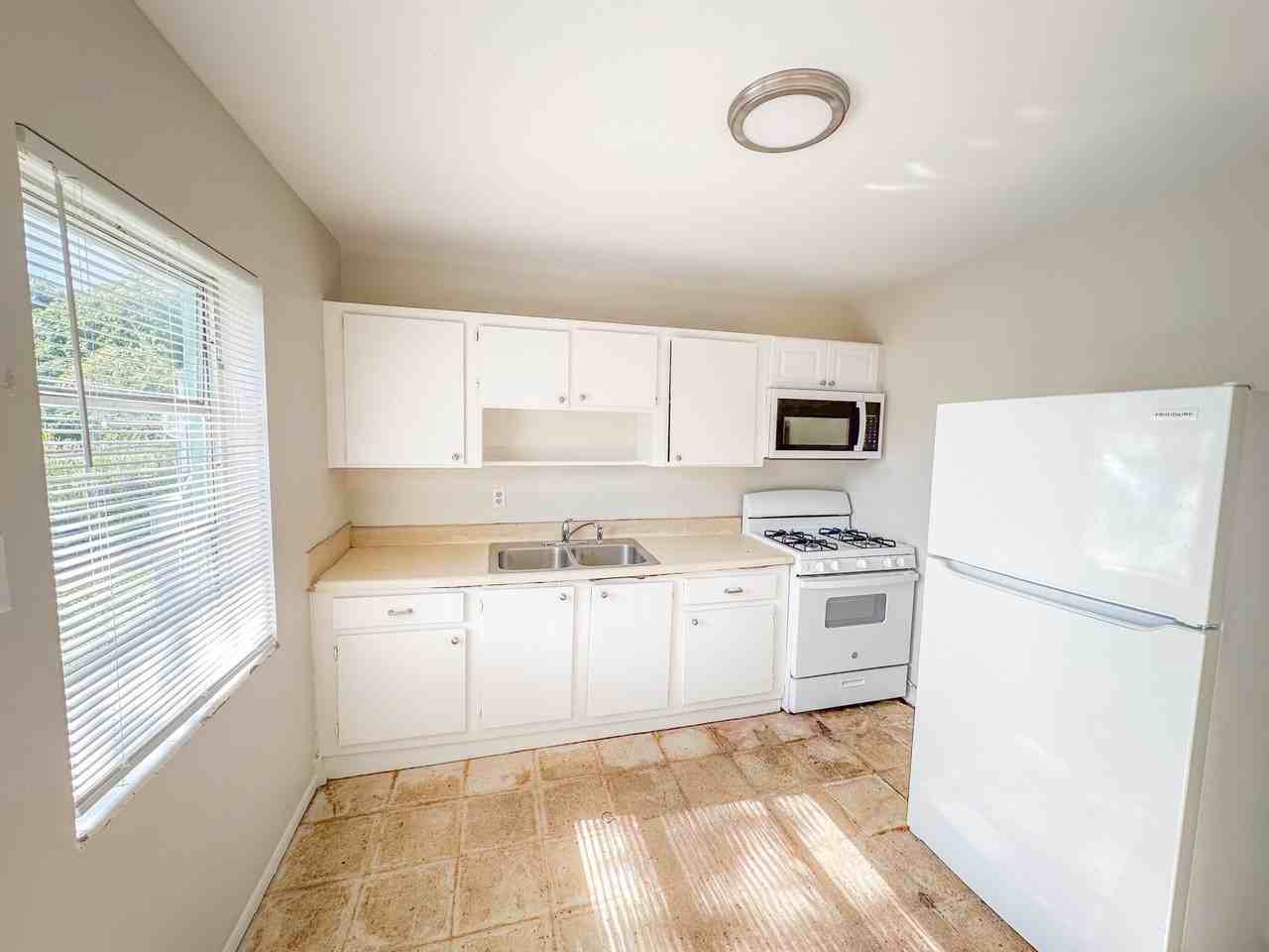 2506 Avenue F Apt B - Photo 4 of 12