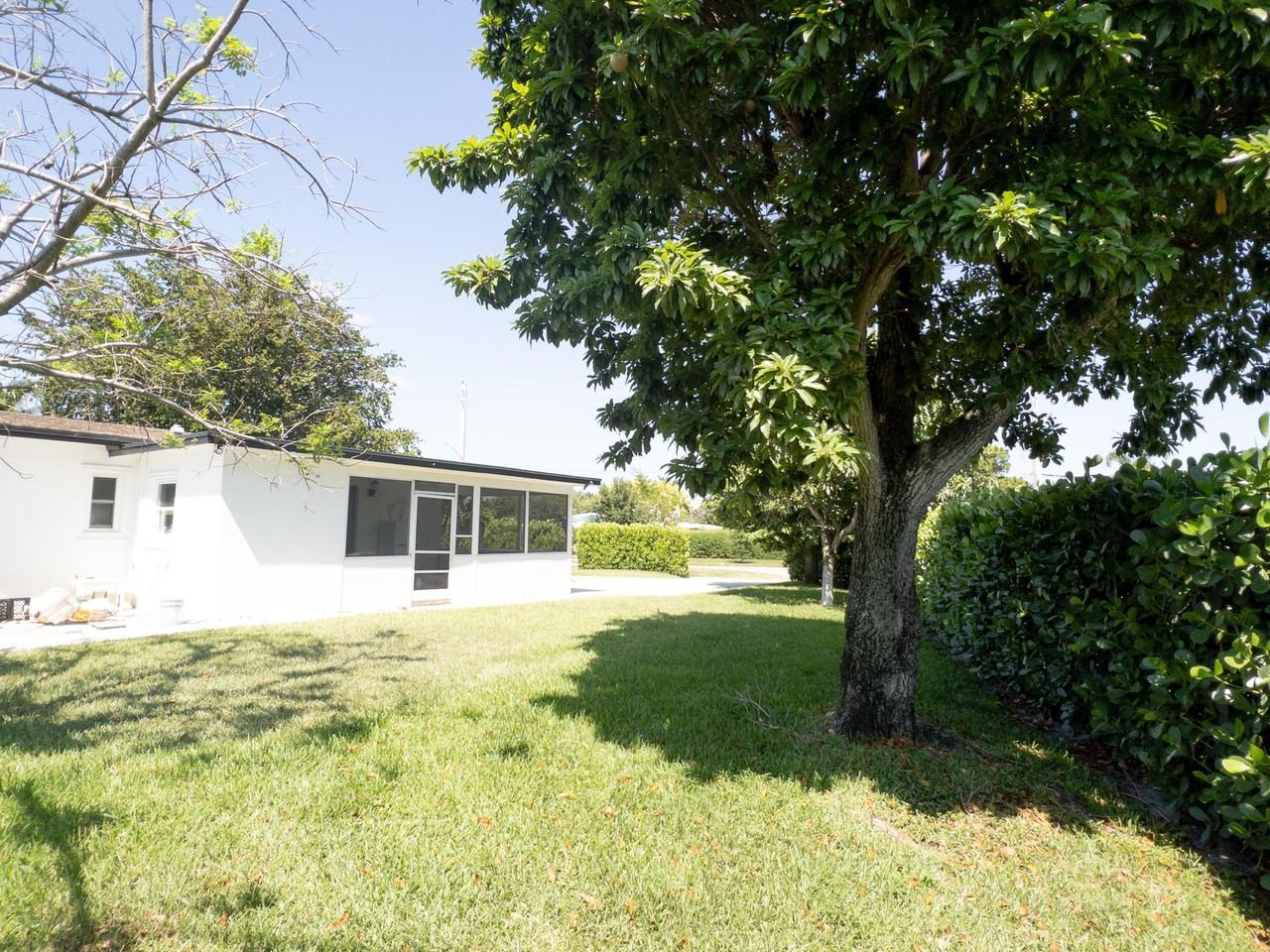 887 W Perry St - Photo 4 of 17