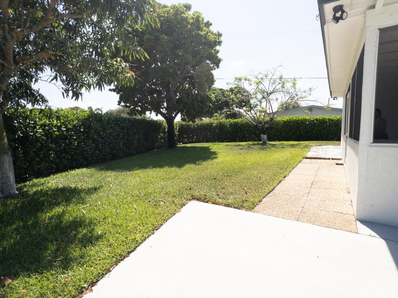 887 W Perry St - Photo 5 of 17