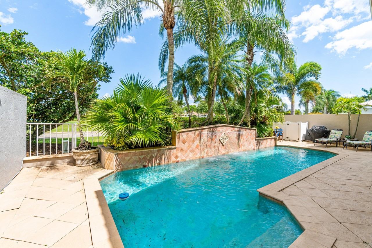 16850 Colchester Ct - Photo 5 of 42