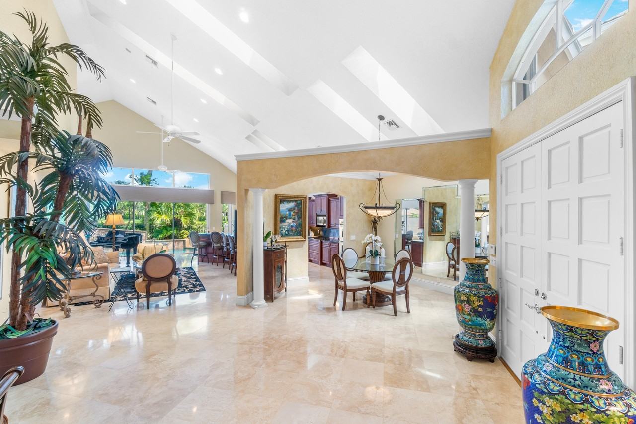 16850 Colchester Ct - Photo 6 of 42