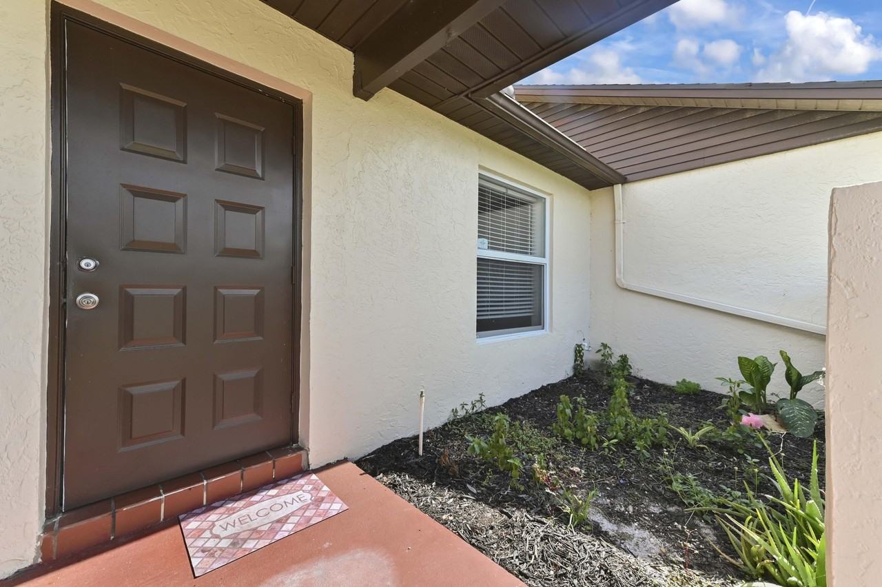 8495 Lake Point Ct - Photo 3 of 45