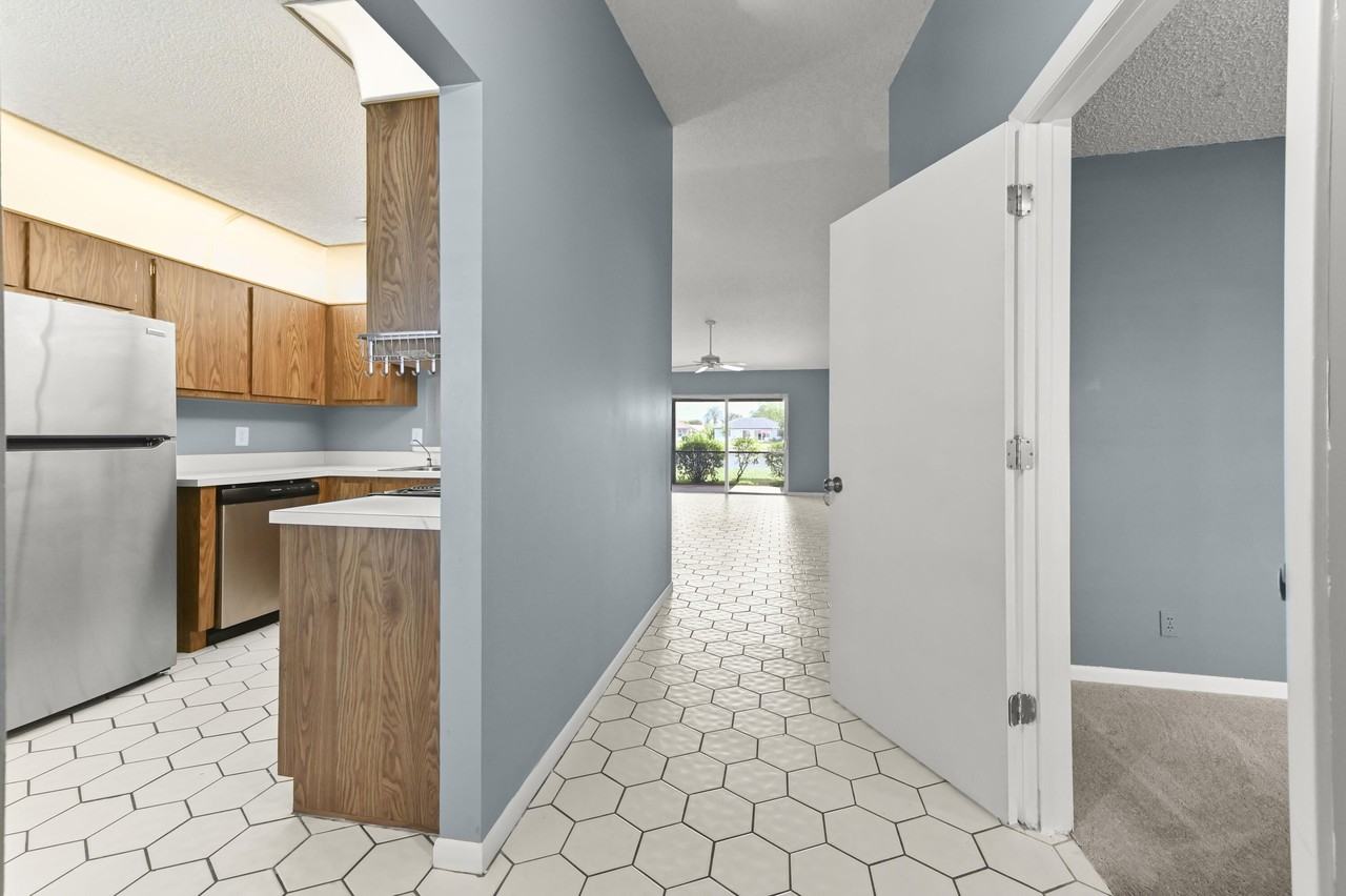 8495 Lake Point Ct - Photo 4 of 45