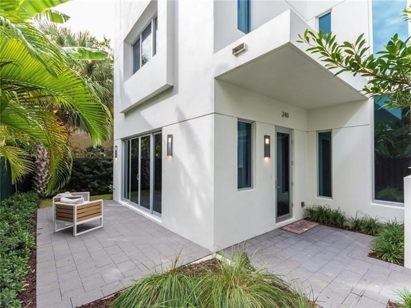 240 Shore Ct - Photo 2 of 40