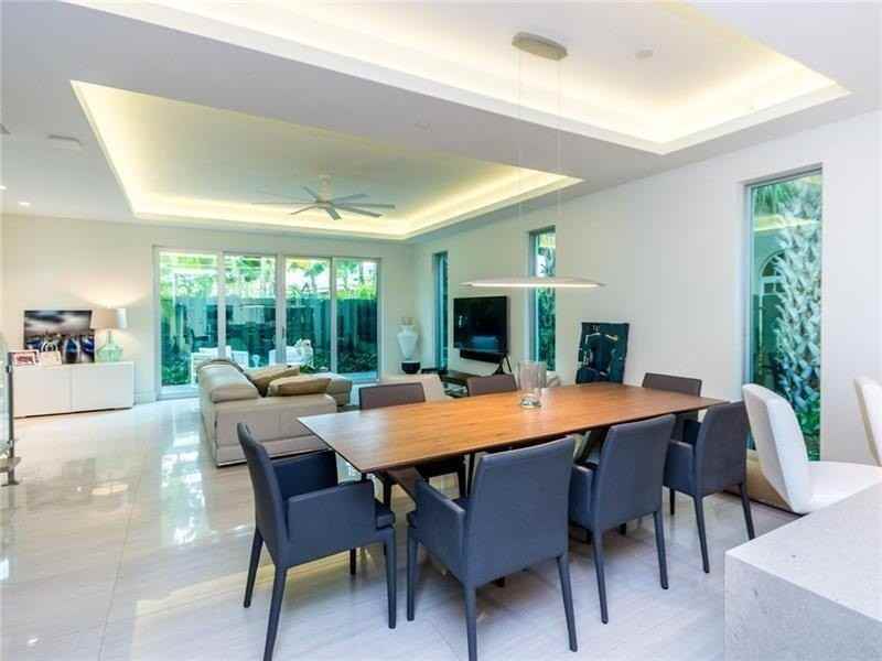 240 Shore Ct - Photo 3 of 40