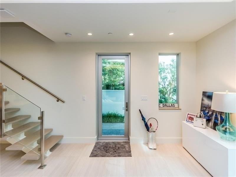 240 Shore Ct - Photo 7 of 40