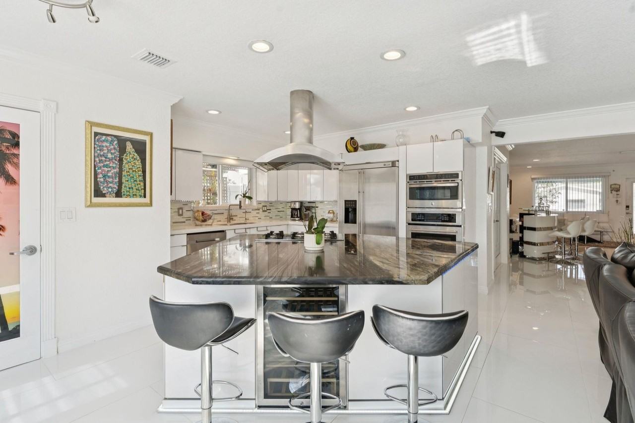 911 Nw 7th St - Photo 3 of 27