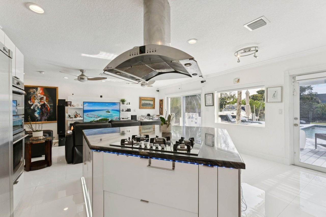 911 Nw 7th St - Photo 4 of 27