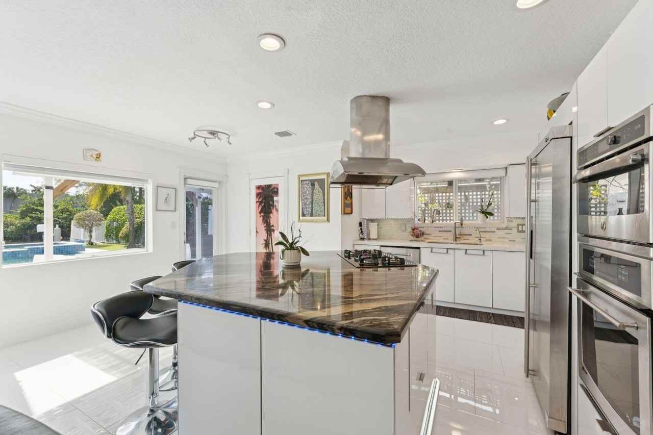 911 Nw 7th St - Photo 6 of 27