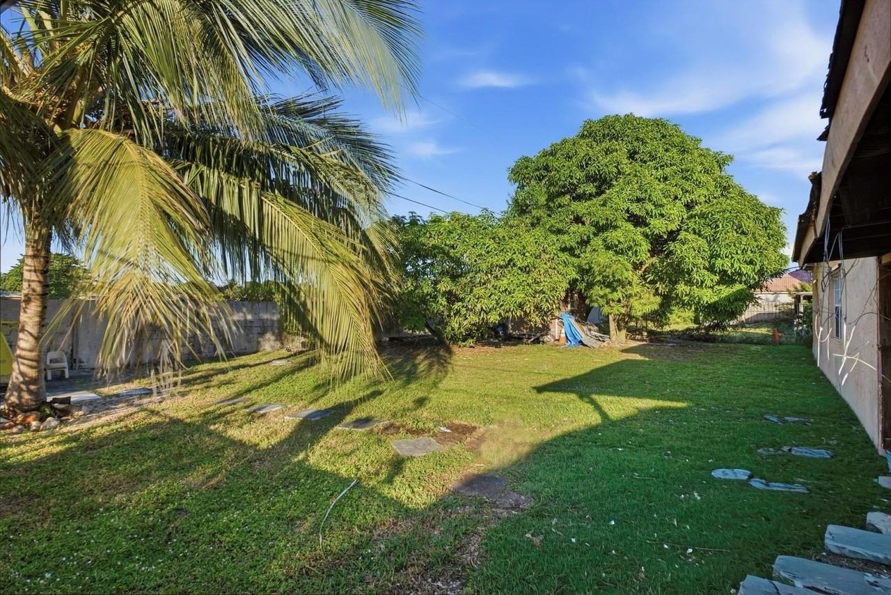 561 Ne 38th St - Photo 2 of 6