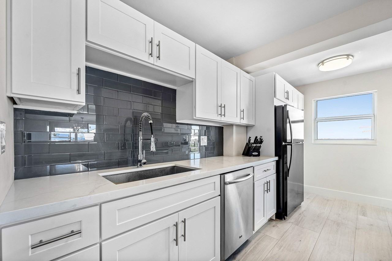 1160 Hillsboro Mile #607 - Photo 7 of 45
