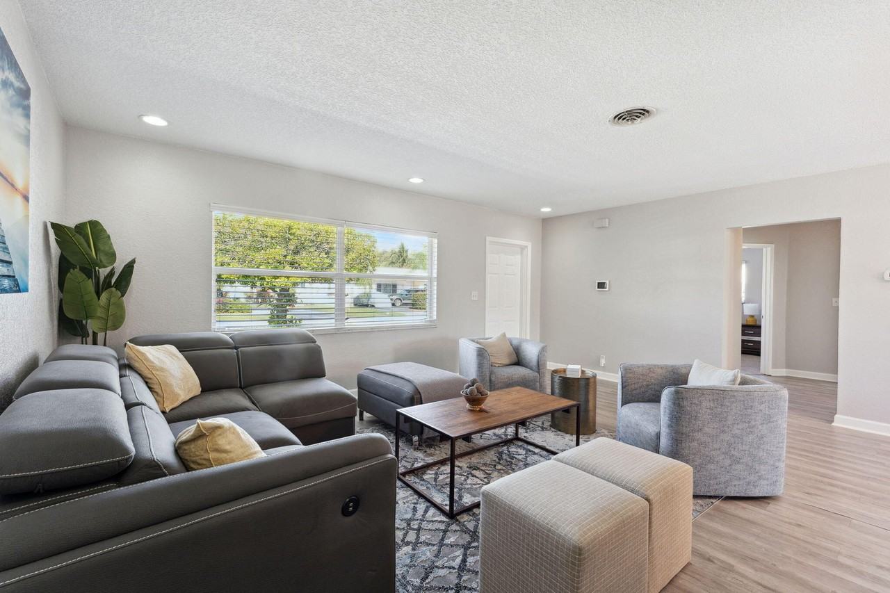 428 Se 2nd St - Photo 4 of 46