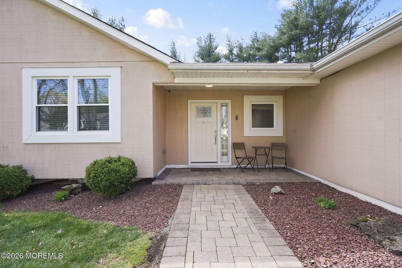 6 Rockwell Cir - Photo 2 of 32