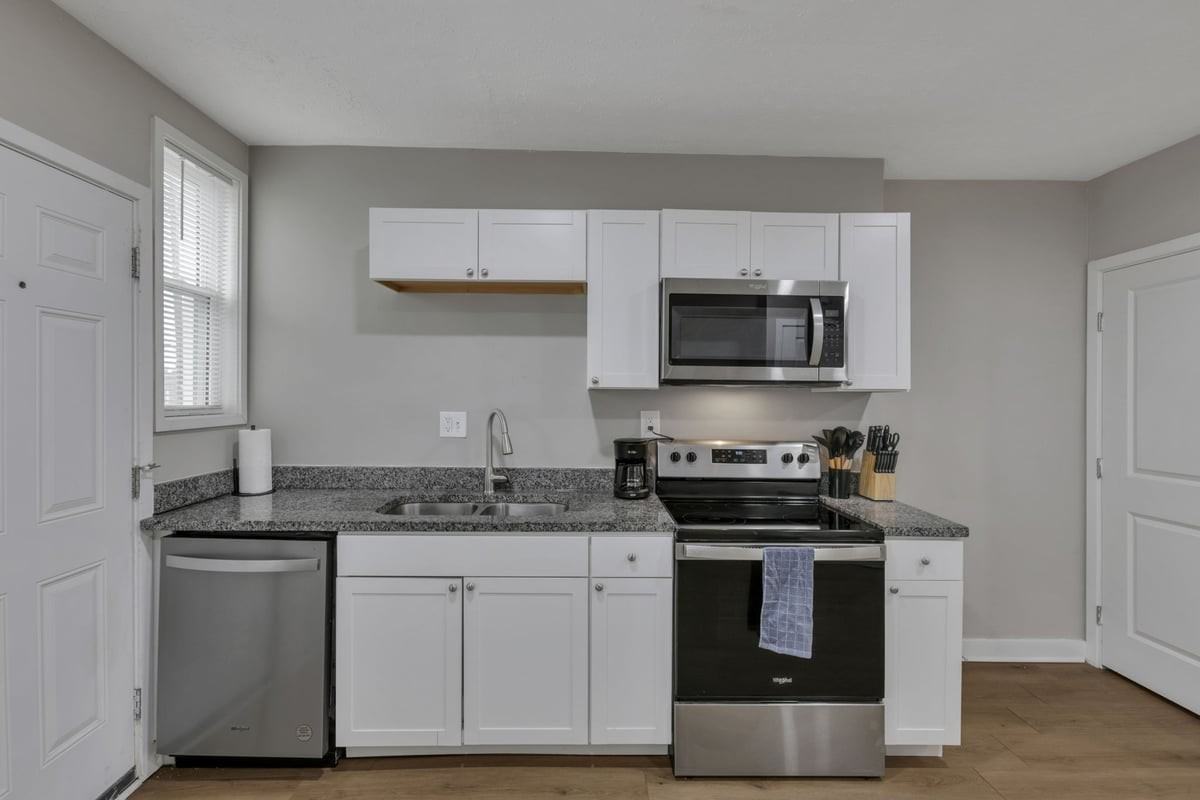 365 S 17th St - Photo 4 of 46