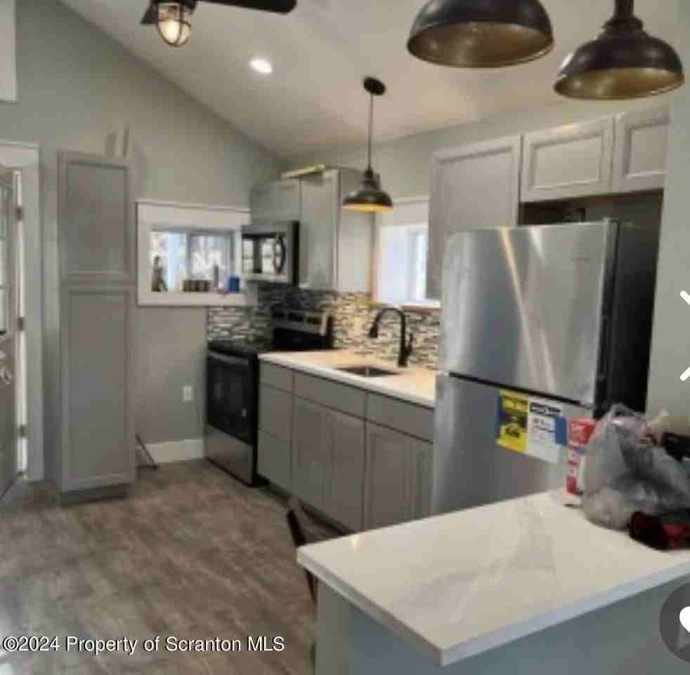 124 1st St - Photo 3 of 7