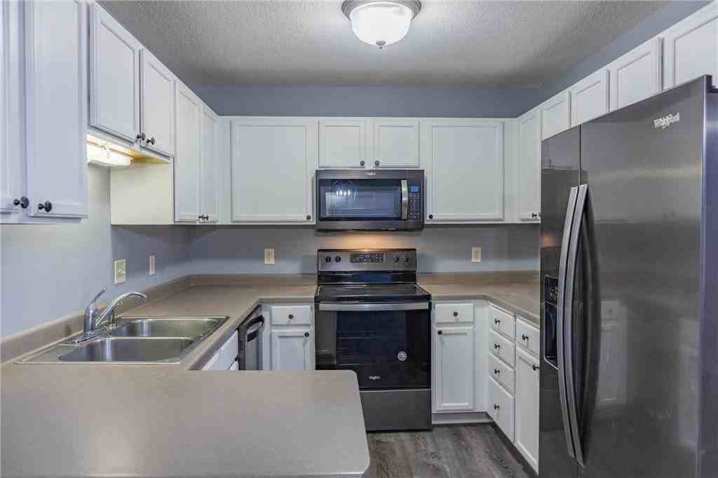 1118 Larkspur Ln - Photo 5 of 31