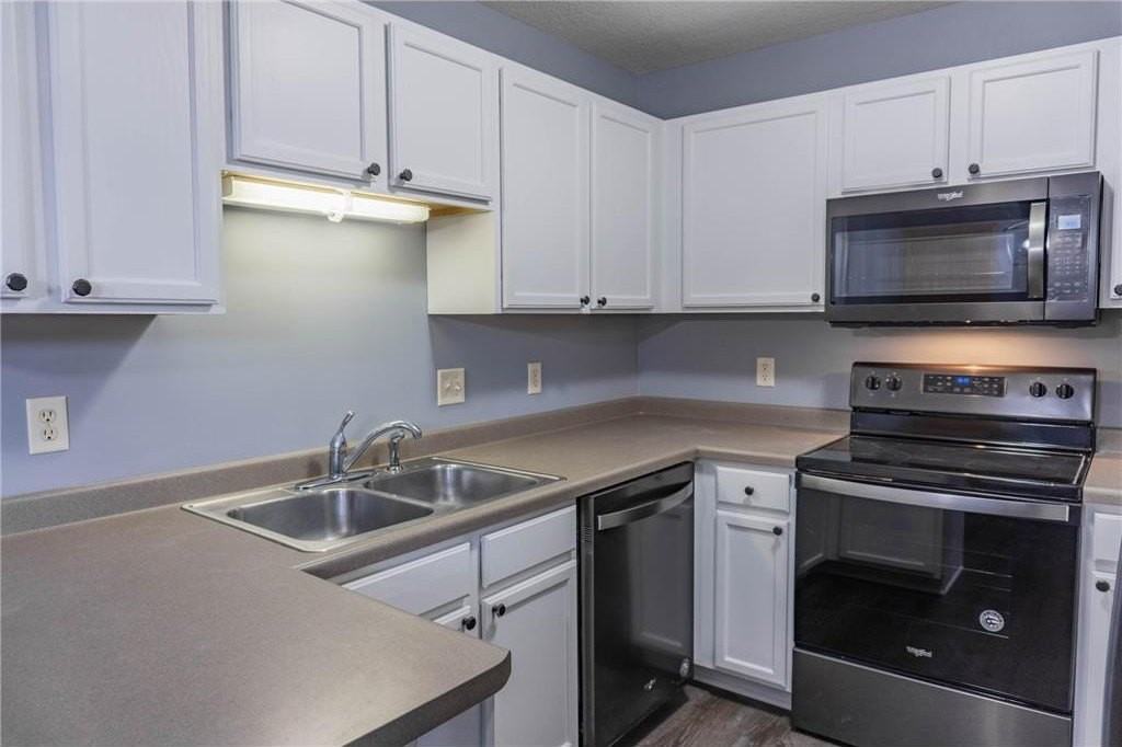 1118 Larkspur Ln - Photo 6 of 31