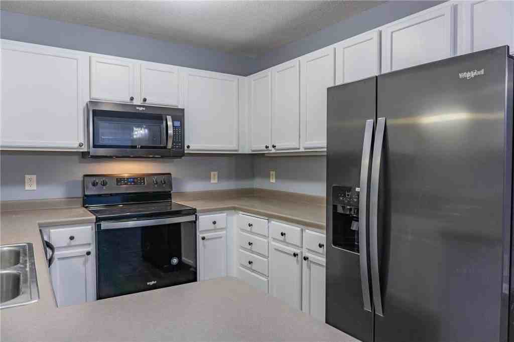 1118 Larkspur Ln - Photo 7 of 31