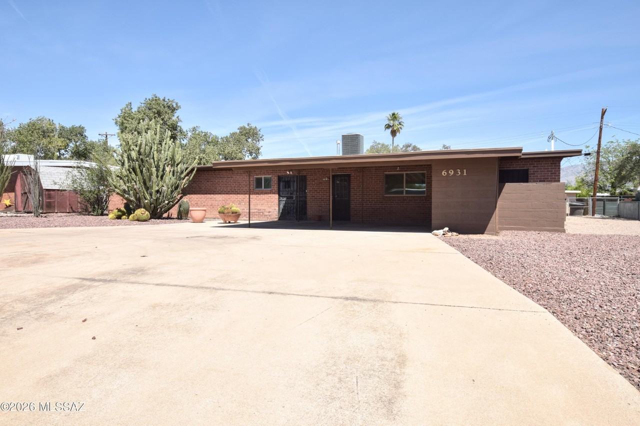 6931 E 3rd St - Photo 5 of 38