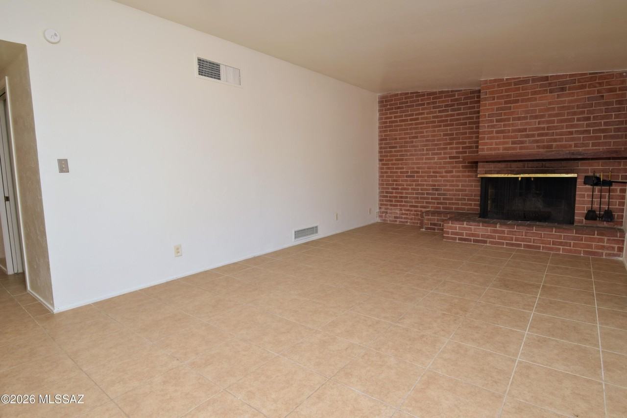 6931 E 3rd St - Photo 6 of 38