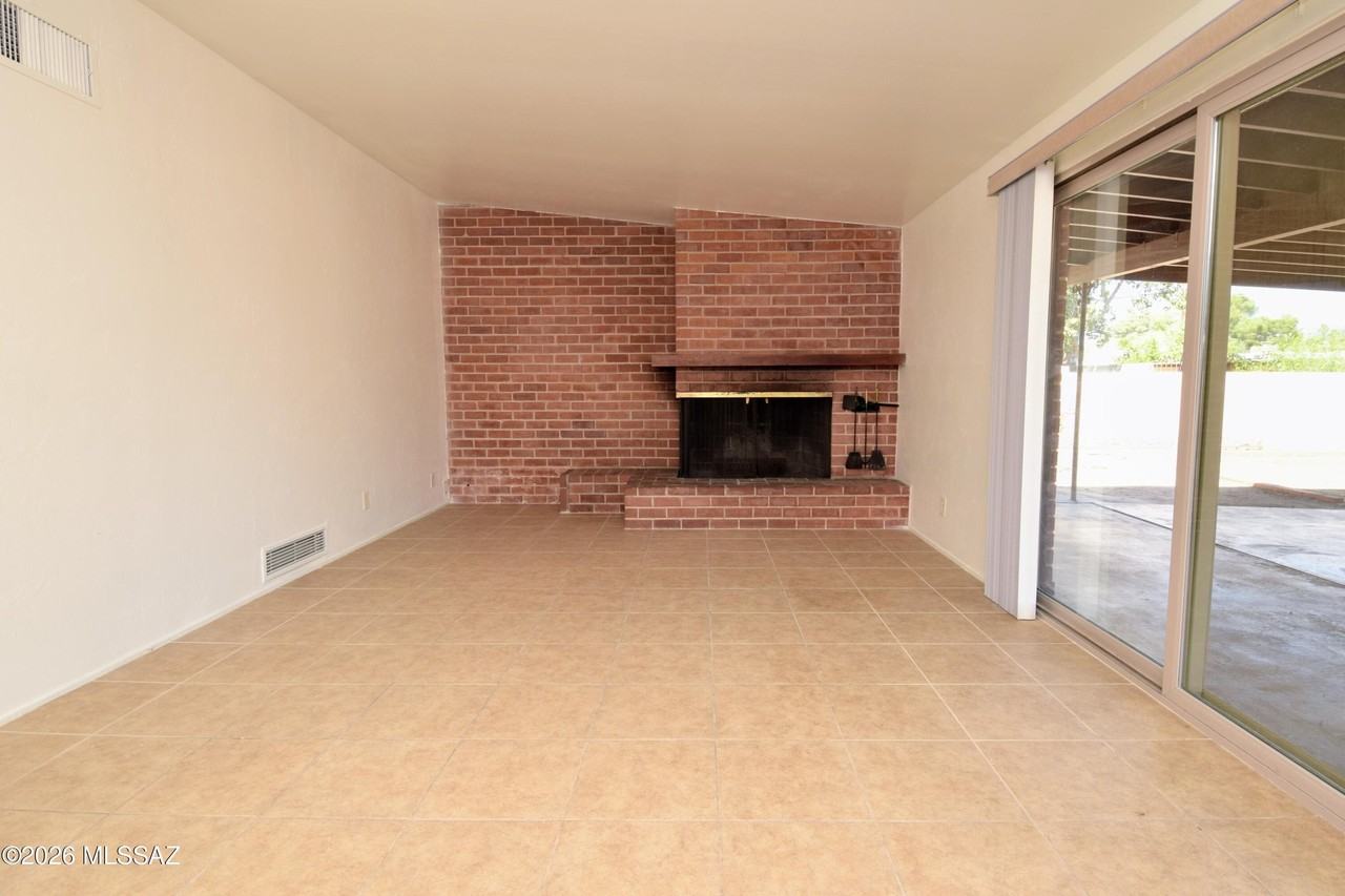 6931 E 3rd St - Photo 7 of 38