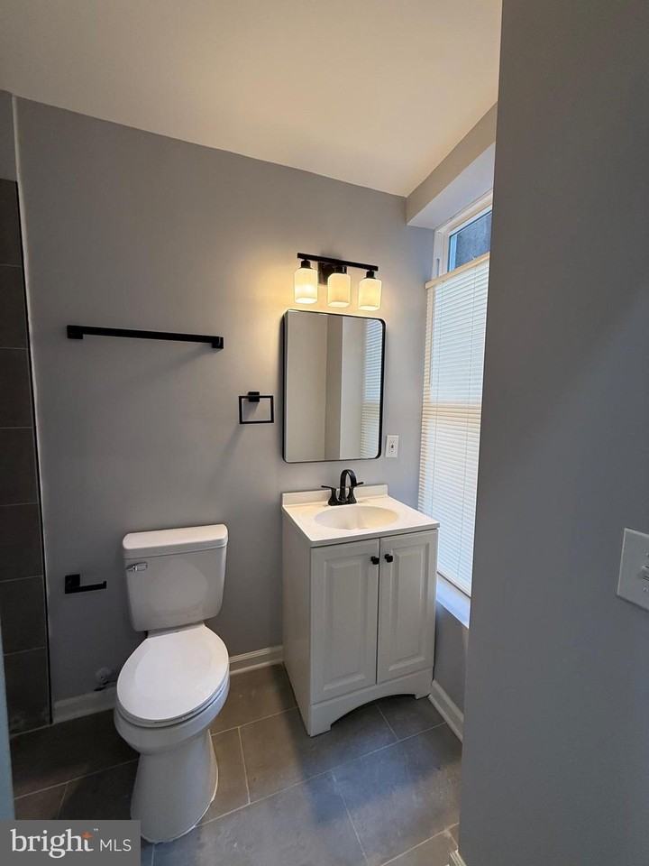 1806 N Mount St - Photo 6 of 34