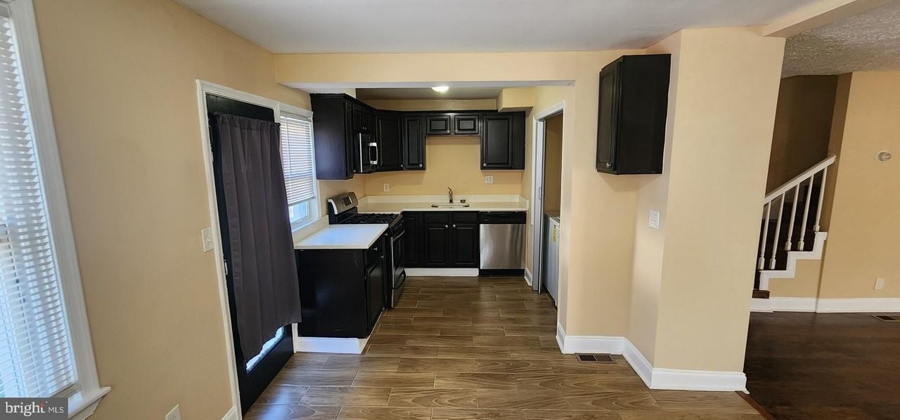 623 New Jersey Ave - Photo 6 of 22