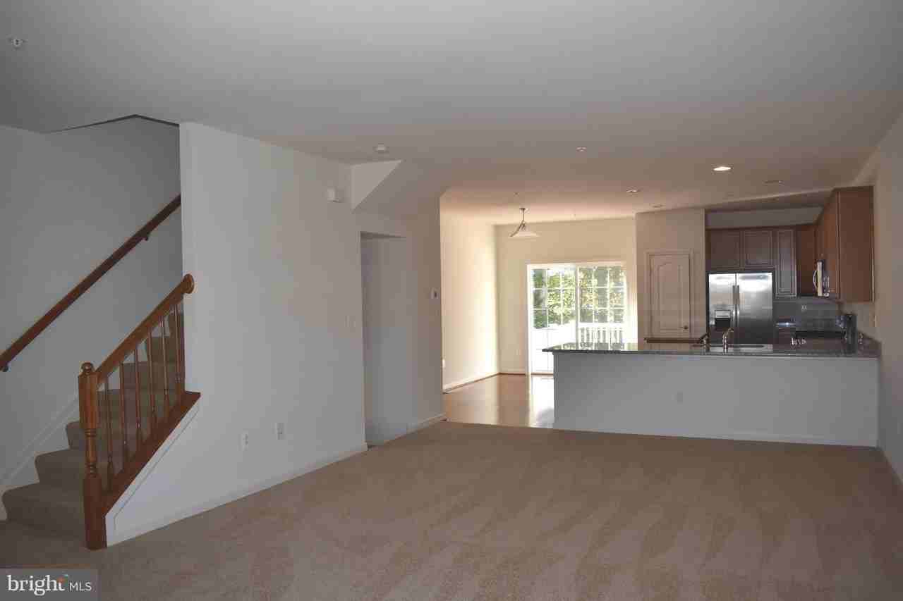 9421 Adelaide Ln - Photo 5 of 29