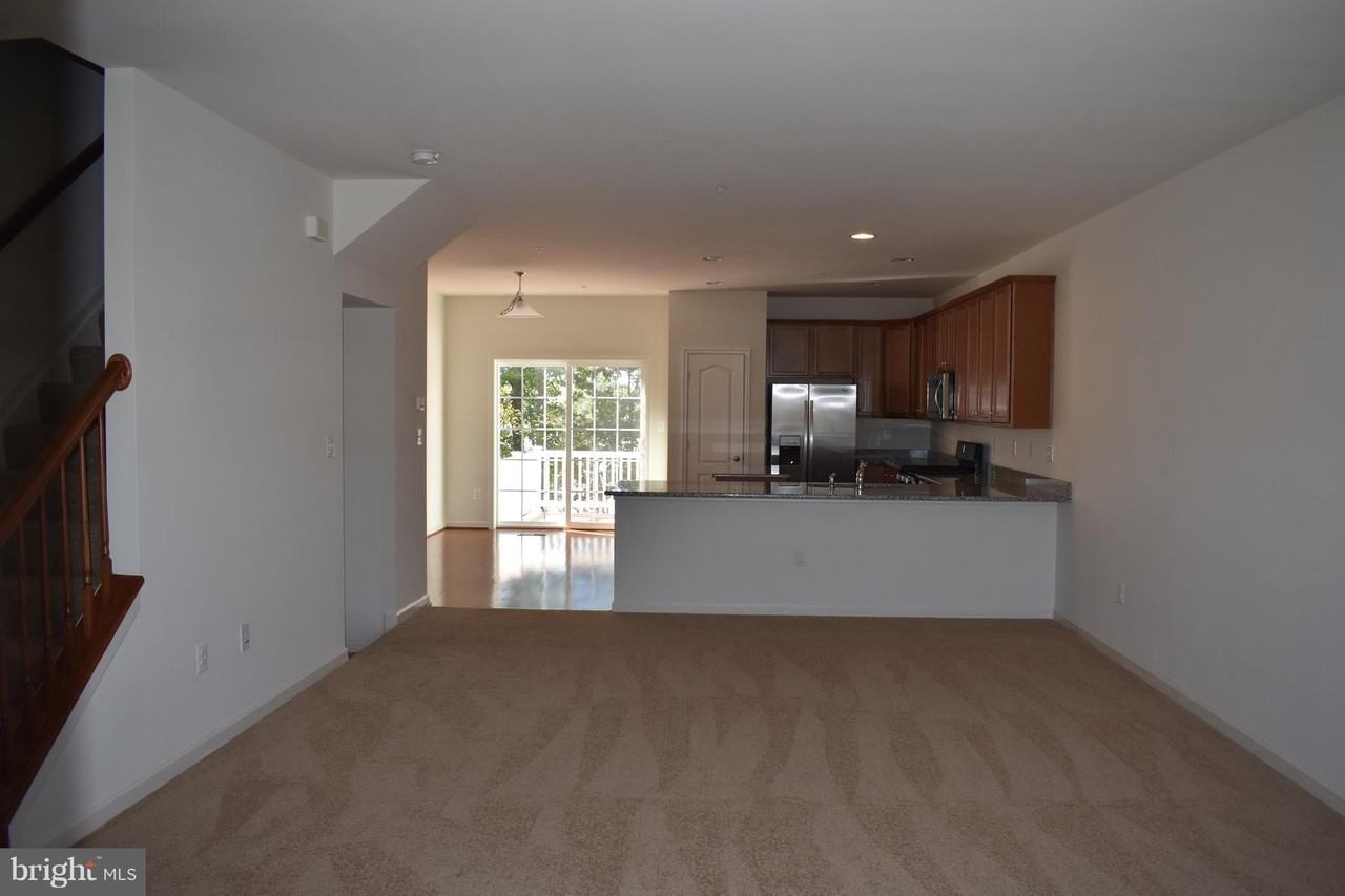 9421 Adelaide Ln - Photo 6 of 29