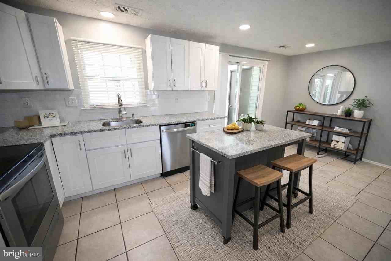 2103 Tanglewood Dr - Photo 3 of 43