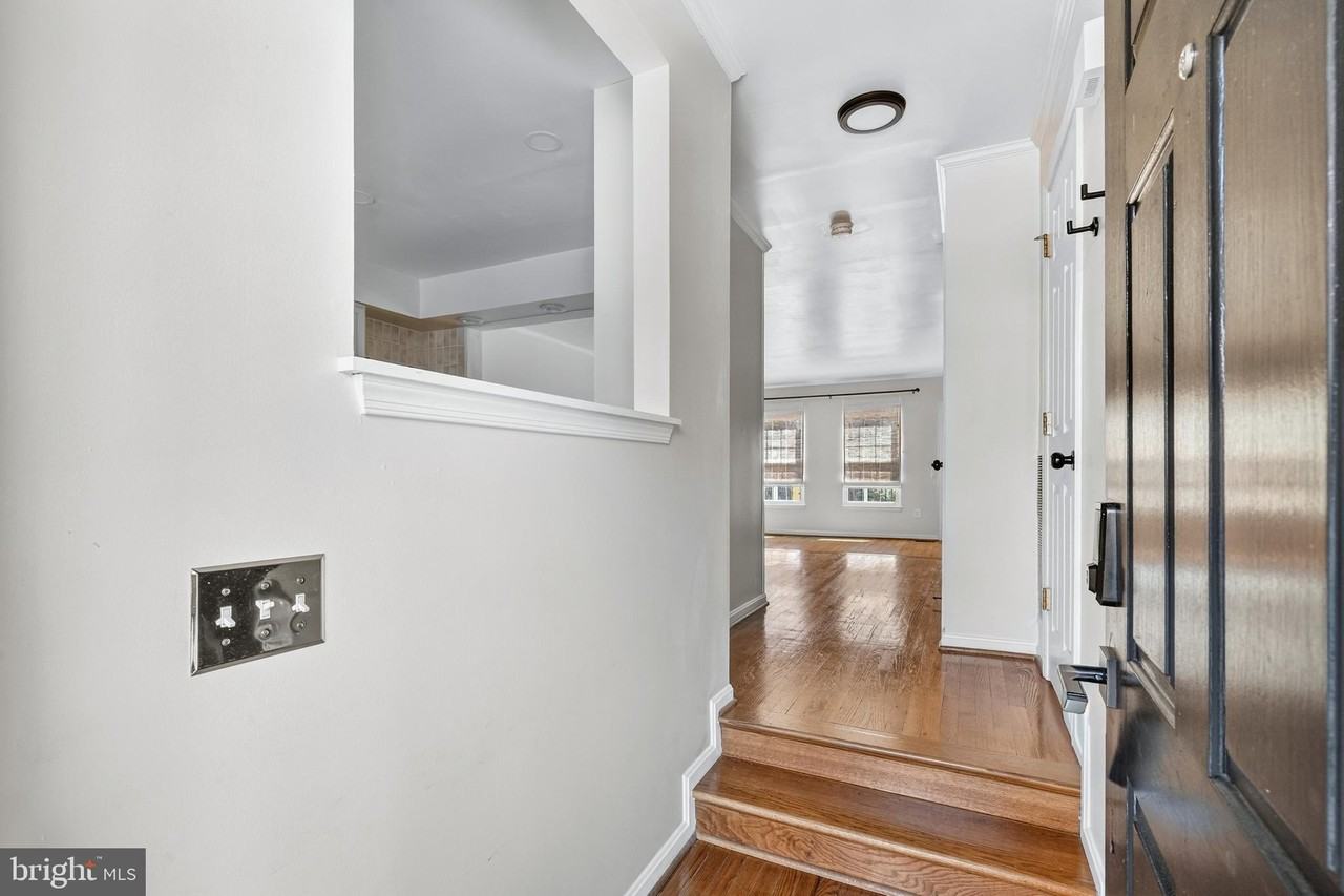 7123 Gresham Ct E - Photo 4 of 38