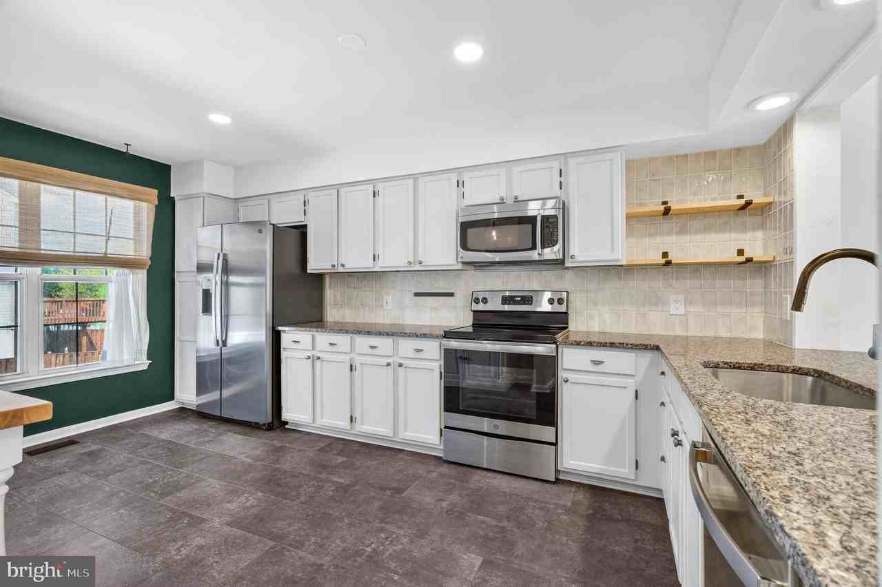 7123 Gresham Ct E - Photo 6 of 38