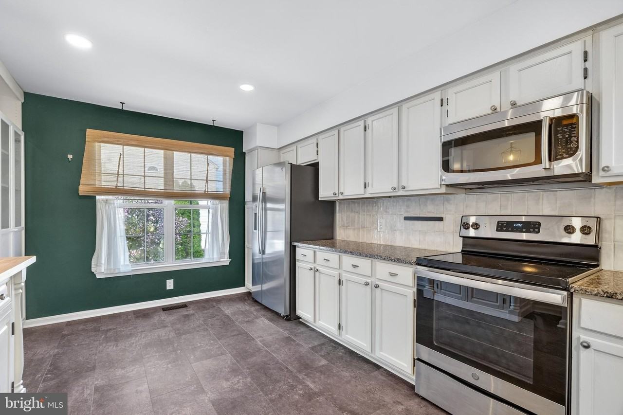 7123 Gresham Ct E - Photo 7 of 38