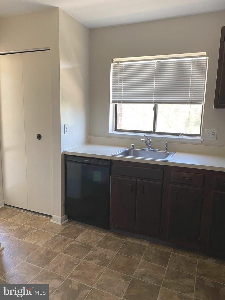 15702 Dorset Rd #202 - Photo 5 of 18