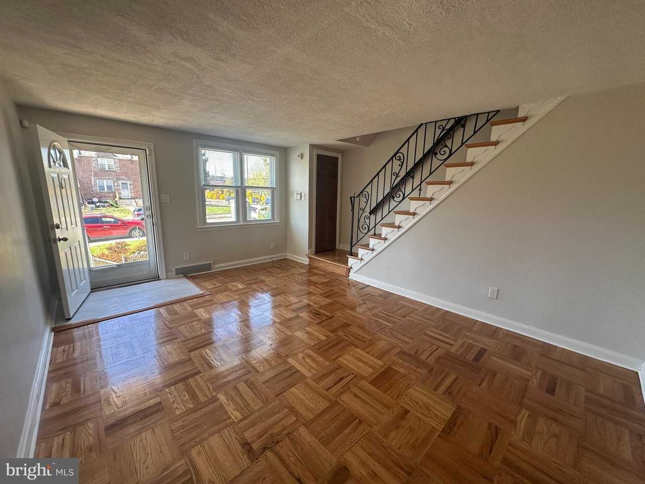 2204 Lynn Blvd - Photo 3 of 27