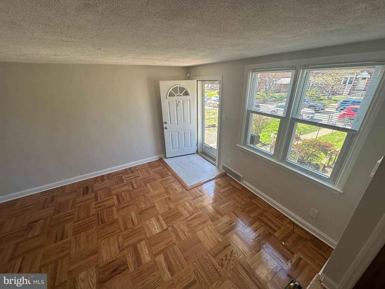 2204 Lynn Blvd - Photo 6 of 27