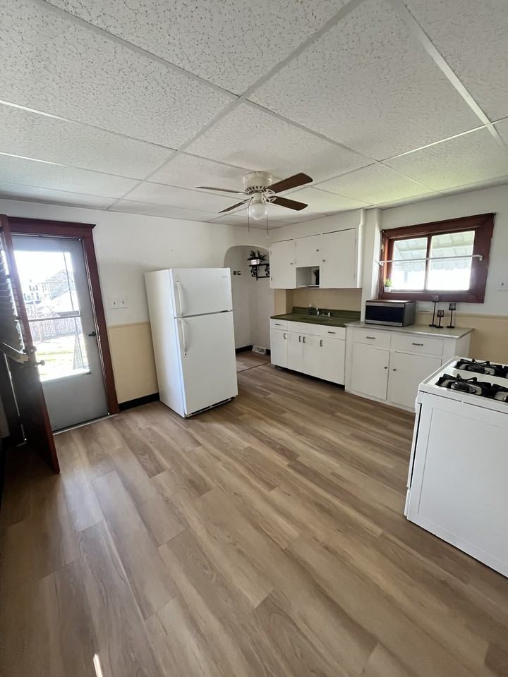 239 Poplar St #1 - Photo 3 of 15