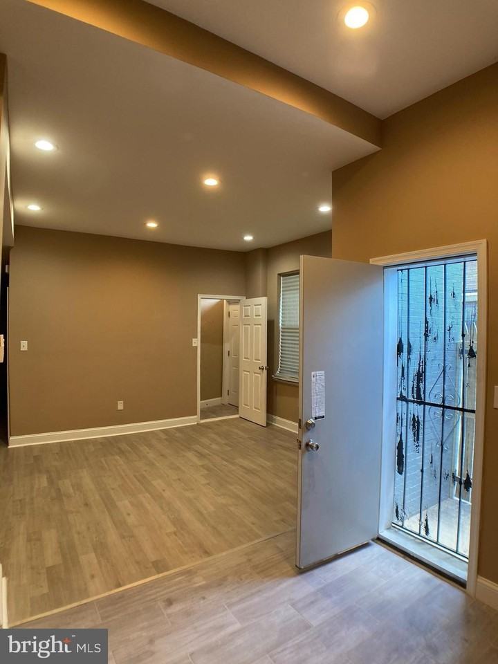 1950 Clarence St - Photo 5 of 49