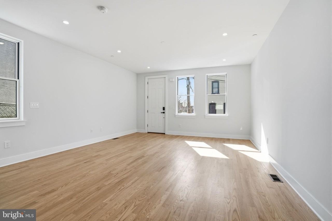 222 Hermitage St - Photo 4 of 47