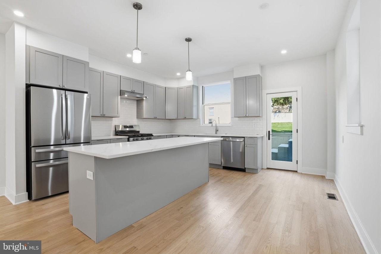 222 Hermitage St - Photo 7 of 47