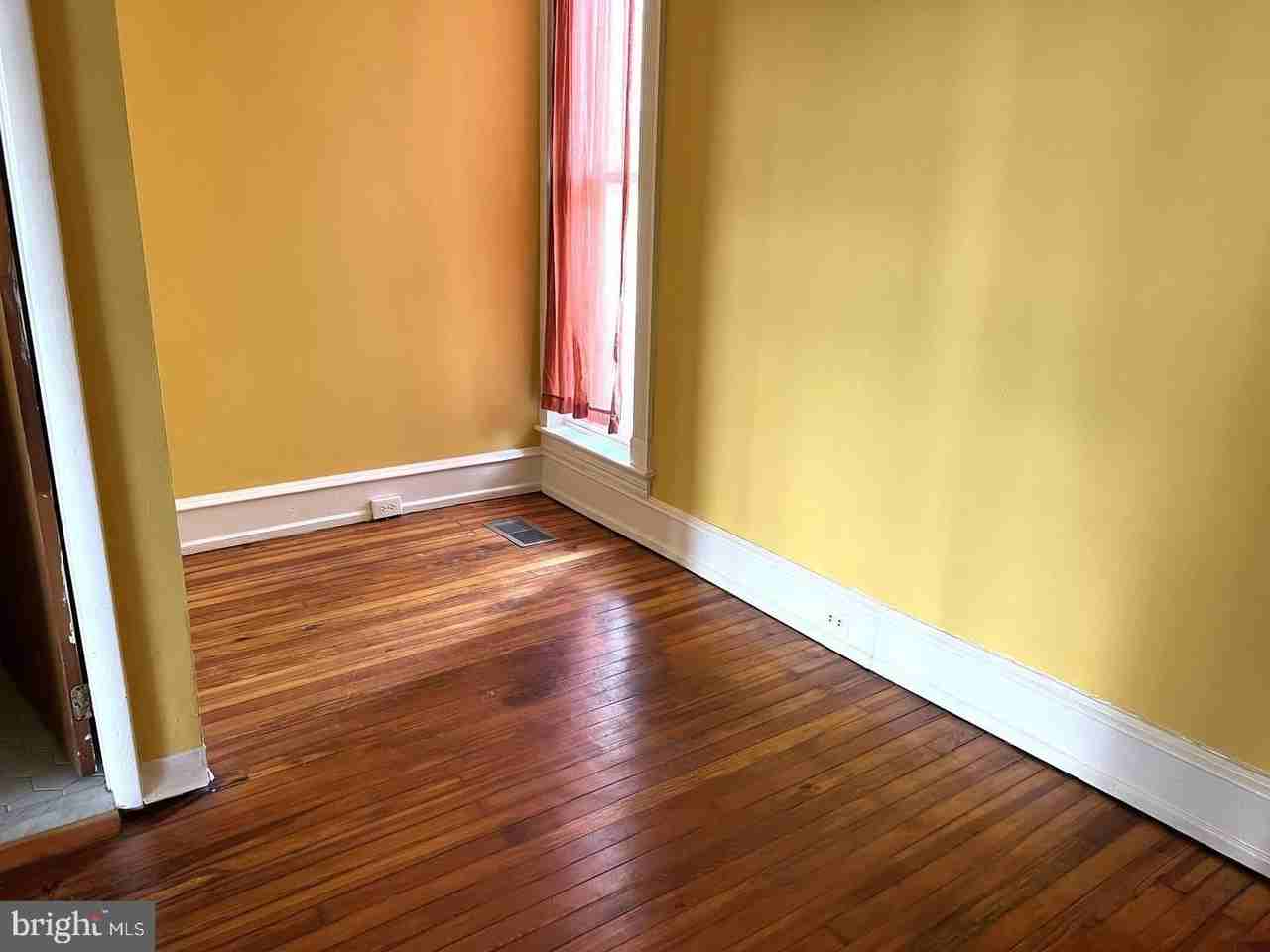 5124 Catharine St - Photo 3 of 12