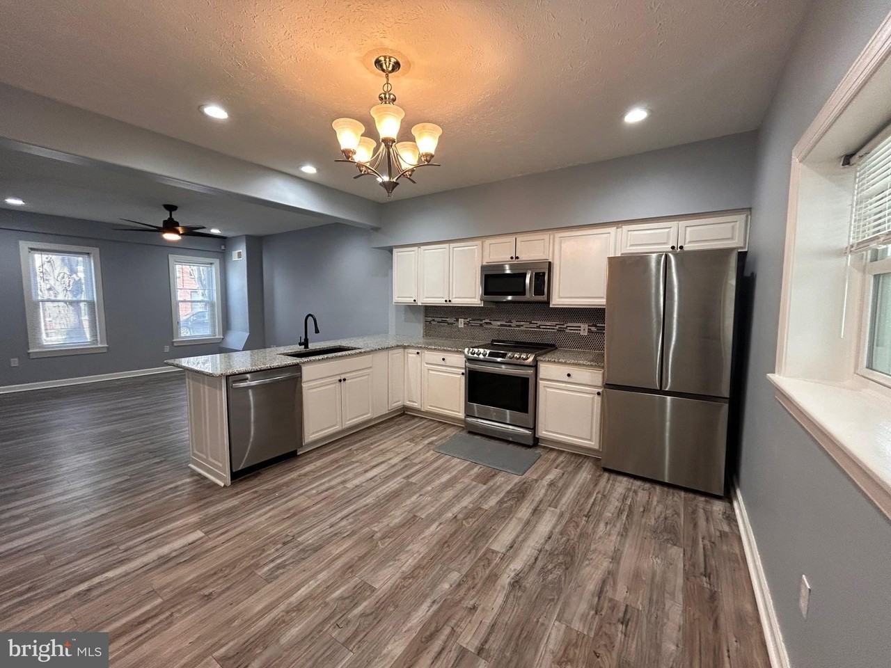 447 S George St - Photo 4 of 11