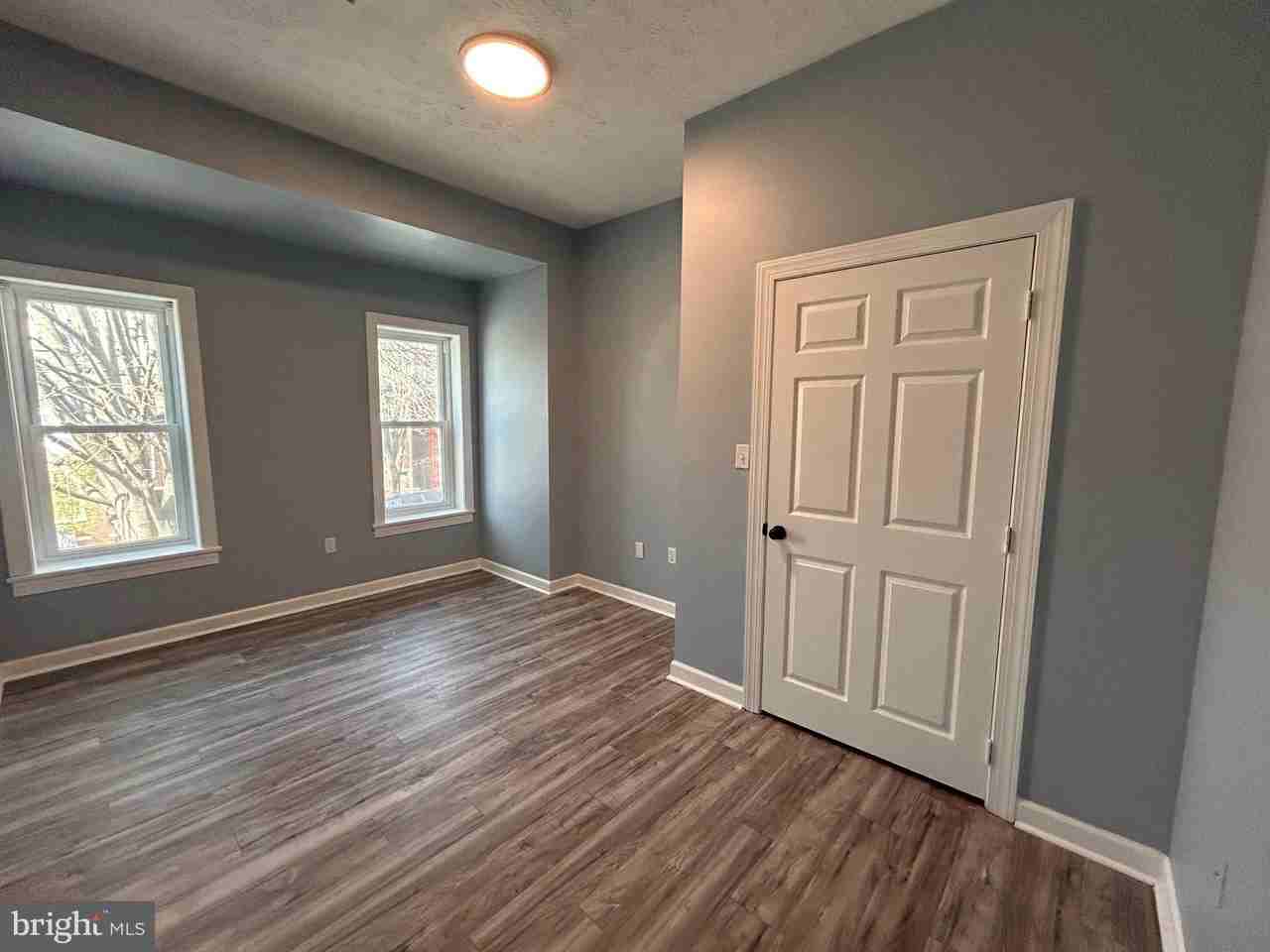 447 S George St - Photo 6 of 11